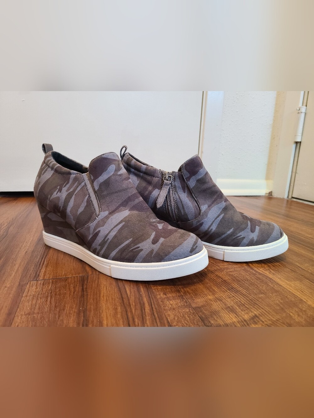 Susina Gray Blue Camouflage Wedge Sneakers Womens Size 8